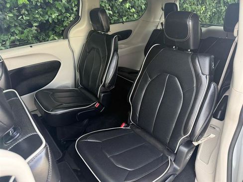 Used 2022 Chrysler Pacifica Limited FWD image 13