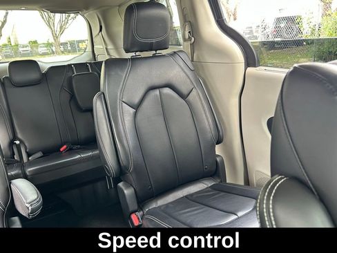 Used 2022 Chrysler Pacifica Touring-L image 16