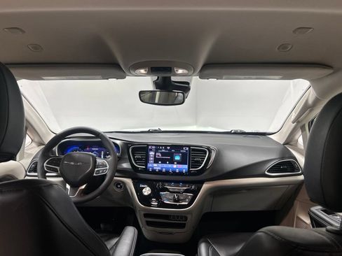 Certified 2024 Chrysler Pacifica Touring-L FWD image 26