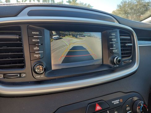 Used 2019 Kia Sorento LX image 24