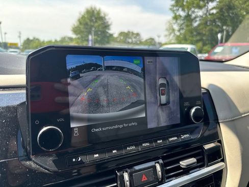 Used 2022 Nissan Pathfinder SL AWD/4WD image 18