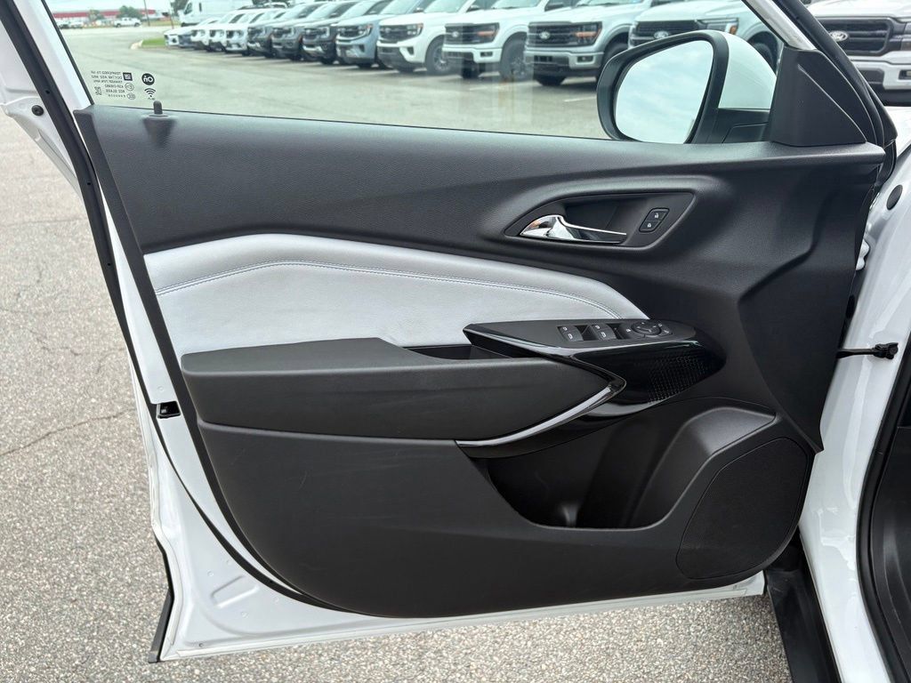 Used 2025 Chevrolet Trax LT FWD image 14