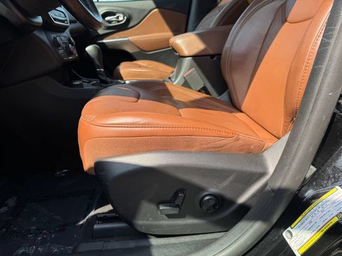 Used 2020 Jeep Cherokee Overland w/ Technology Group AWD/4WD image 5