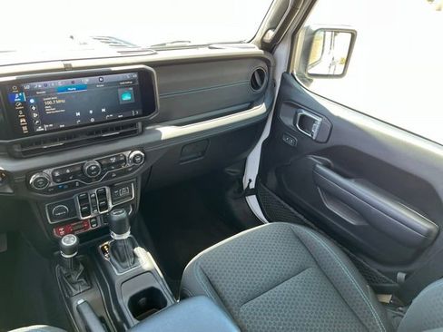 Used 2025 Jeep Wrangler Unlimited Rubicon 4xe w/ Convenience Group AWD/4WD image 14