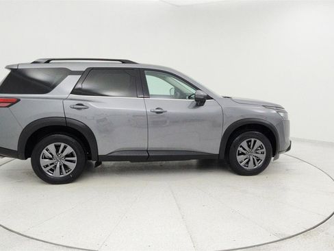 Used 2025 Nissan Pathfinder SV image 5