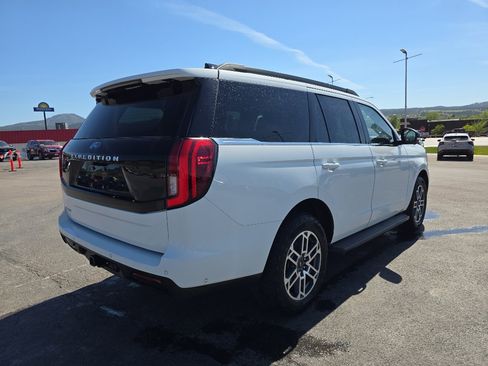 Used 2025 Ford Expedition Active AWD/4WD image 3