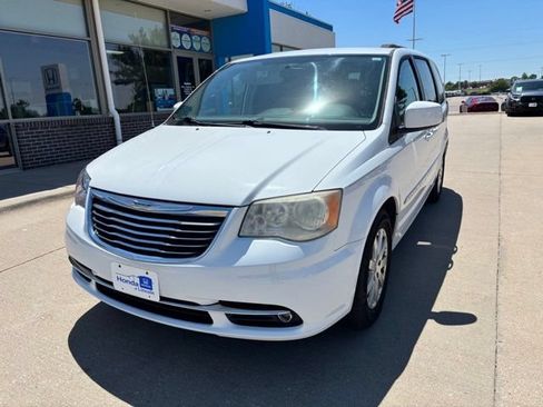Used 2014 Chrysler Town & Country Touring FWD image 1