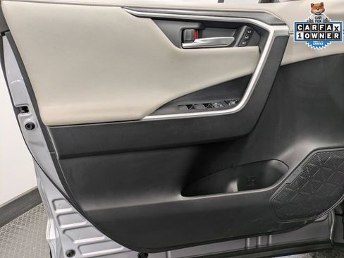 Used 2020 Toyota RAV4 Limited image 9