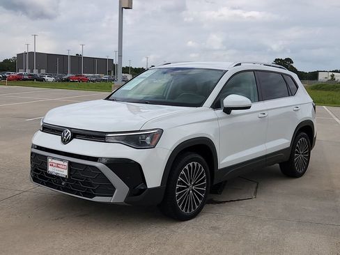 Used 2025 Volkswagen Taos SE FWD image 9