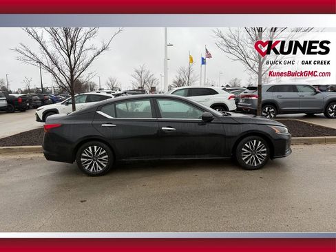 Used 2025 Nissan Altima 2.5 SV image 3