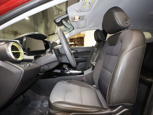 Certified 2025 Chevrolet Trax LT FWD image 22
