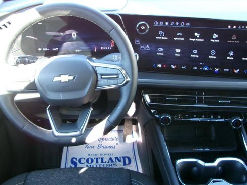 Used 2025 Chevrolet Traverse LT image 11