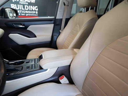 Used 2021 Toyota Highlander XLE AWD/4WD image 10