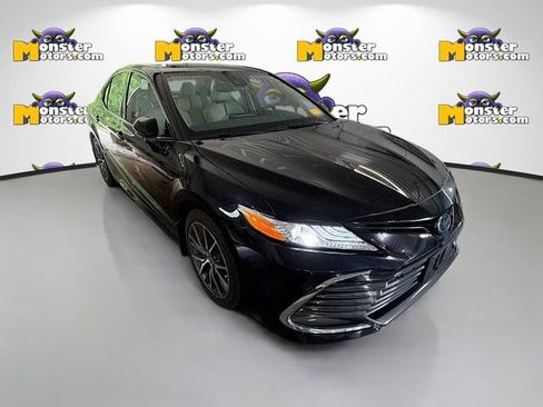 Used 2022 Toyota Camry XLE FWD image 3
