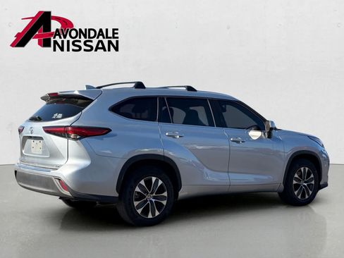 Used 2021 Toyota Highlander XLE FWD image 3