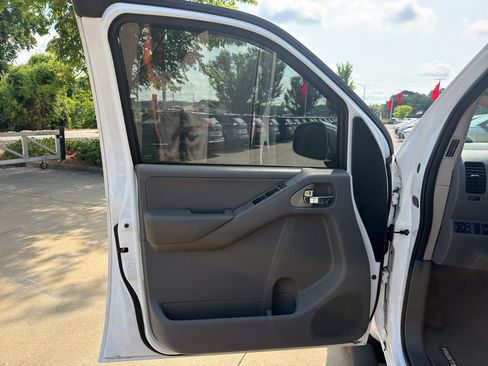 Used 2011 Nissan Frontier SL w/ Moonroof Pkg RWD image 9