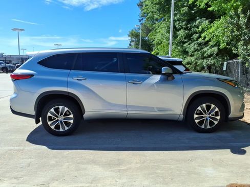 Used 2023 Toyota Highlander XLE image 7