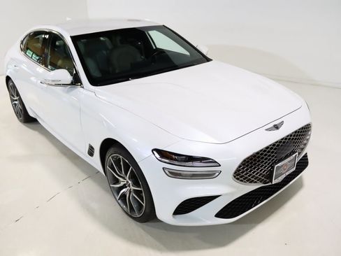 Used 2024 Genesis G70 2.5T image 9