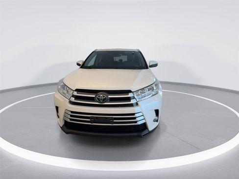 Used 2019 Toyota Highlander XLE image 3