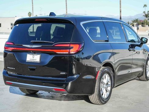 New 2026 Chrysler Pacifica Select image 7
