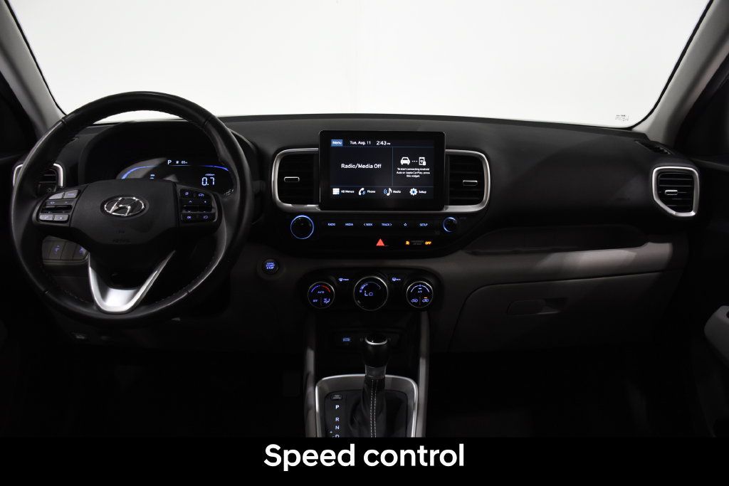 Certified 2025 Hyundai Venue SEL FWD image 11