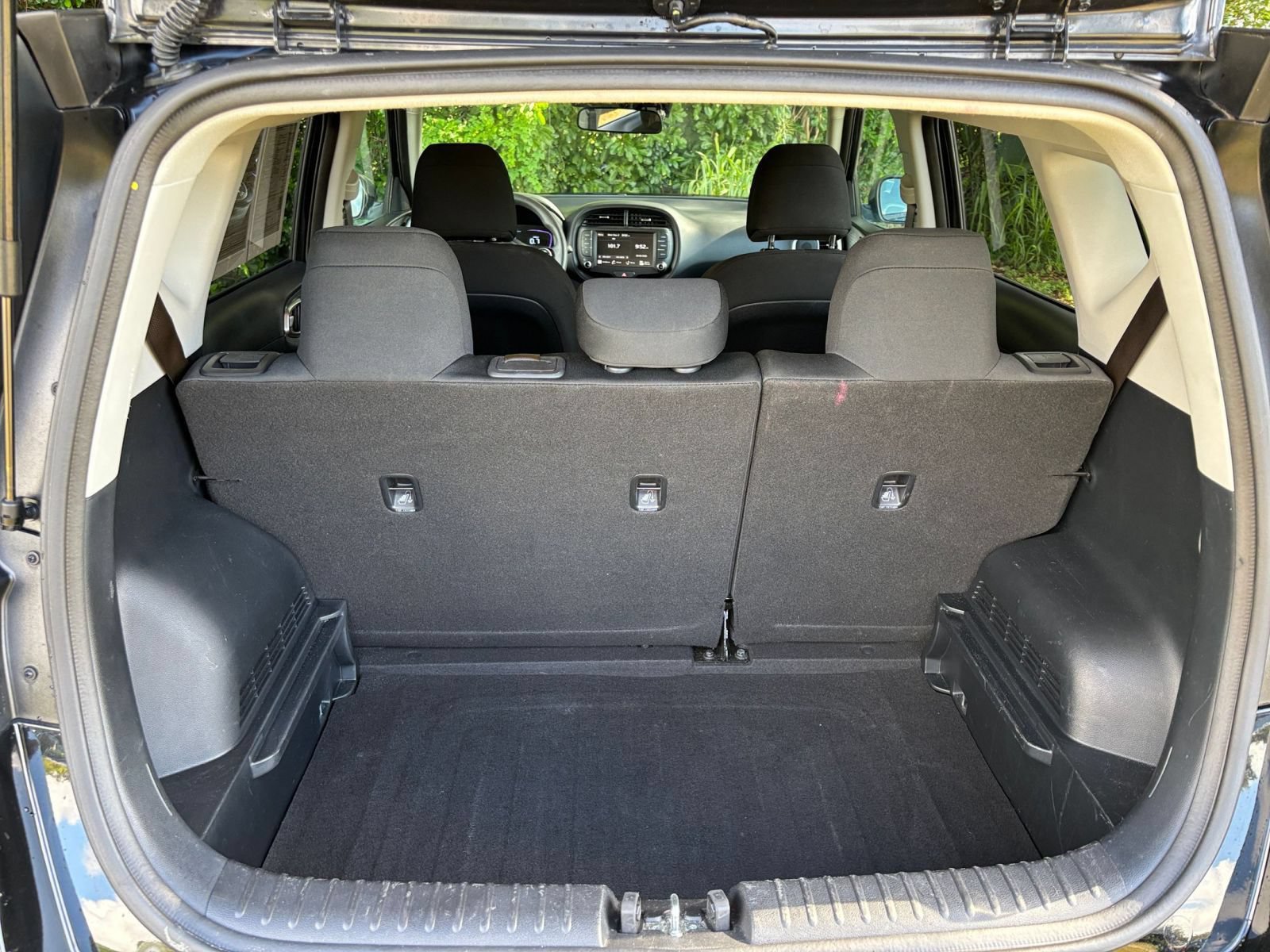 Used 2025 Kia Soul LX w/ LX Technology Package FWD image 28