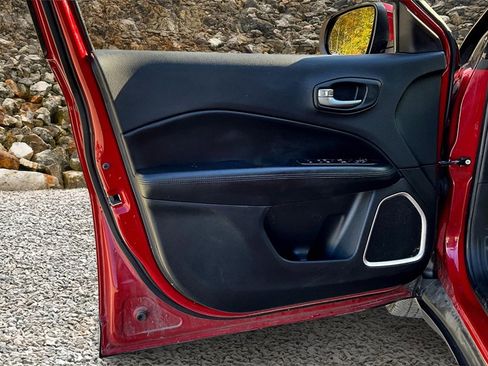 Used 2018 Jeep Compass Latitude image 20