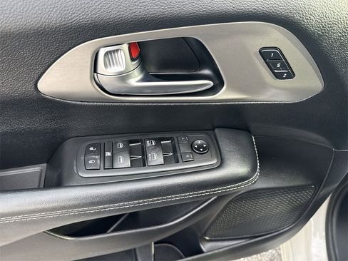 Used 2020 Chrysler Pacifica Touring-L w/ Advanced Safetytec Group image 15