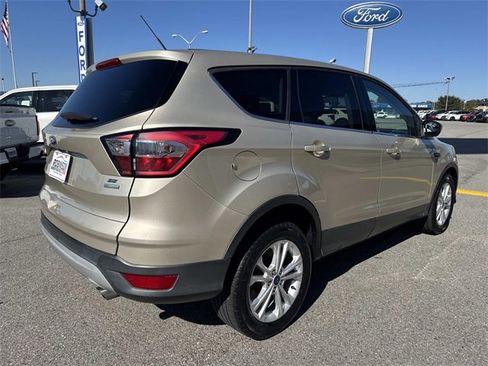 Used 2017 Ford Escape SE image 5
