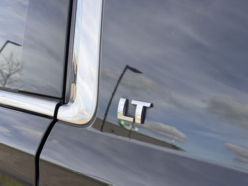 Used 2017 Chevrolet Suburban LT image 6