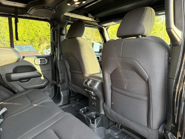 Used 2022 Jeep Wrangler Unlimited Sahara w/ Cold Weather Group AWD/4WD image 16