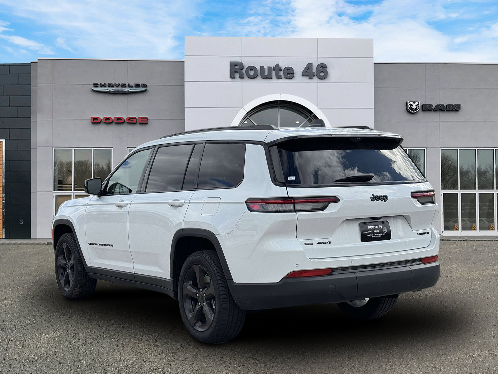 Used 2023 Jeep Grand Cherokee L Limited w/ Luxury Tech Group II AWD/4WD image 4