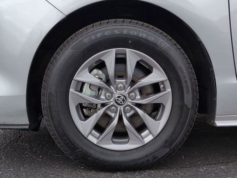 Certified 2025 Toyota Sienna XLE FWD image 11