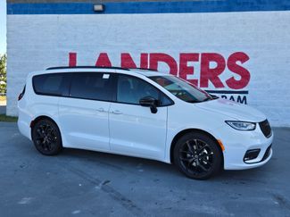 New 2026 Chrysler Pacifica Limited w/ Uconnect Theater Family Group video 1