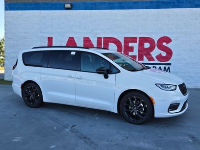 New 2026 Chrysler Pacifica Limited w/ Uconnect Theater Family Group