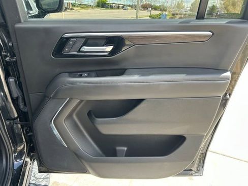Used 2025 Chevrolet Suburban Z71 AWD/4WD image 29