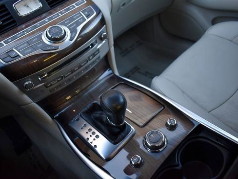 Used 2017 INFINITI Q70 L 3.7 w/ Deluxe Touring Package image 25