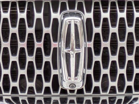 Used 2022 Lincoln Nautilus Reserve w/ Equipment Group 201A image 9