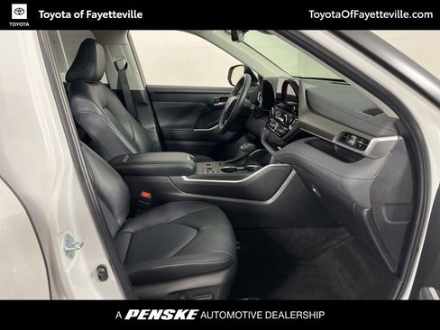Certified 2025 Toyota Highlander XLE image 7