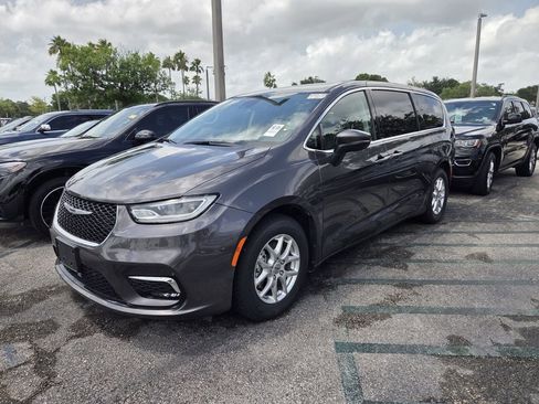 Used 2023 Chrysler Pacifica Touring-L FWD image 3