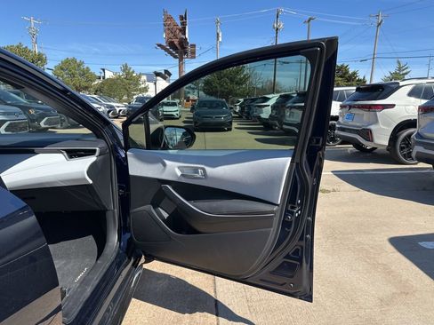 Used 2025 Toyota Corolla SE w/ SE Premium Package FWD image 18