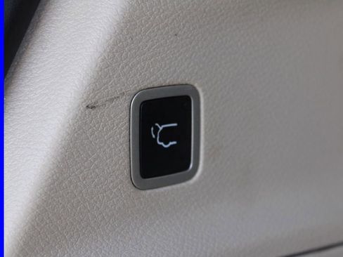 Used 2023 Chrysler Voyager LX image 11