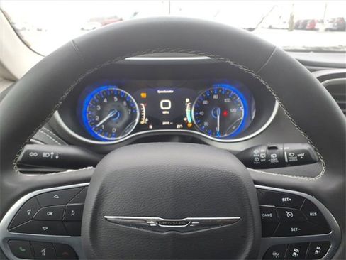 Used 2022 Chrysler Pacifica Touring-L image 18