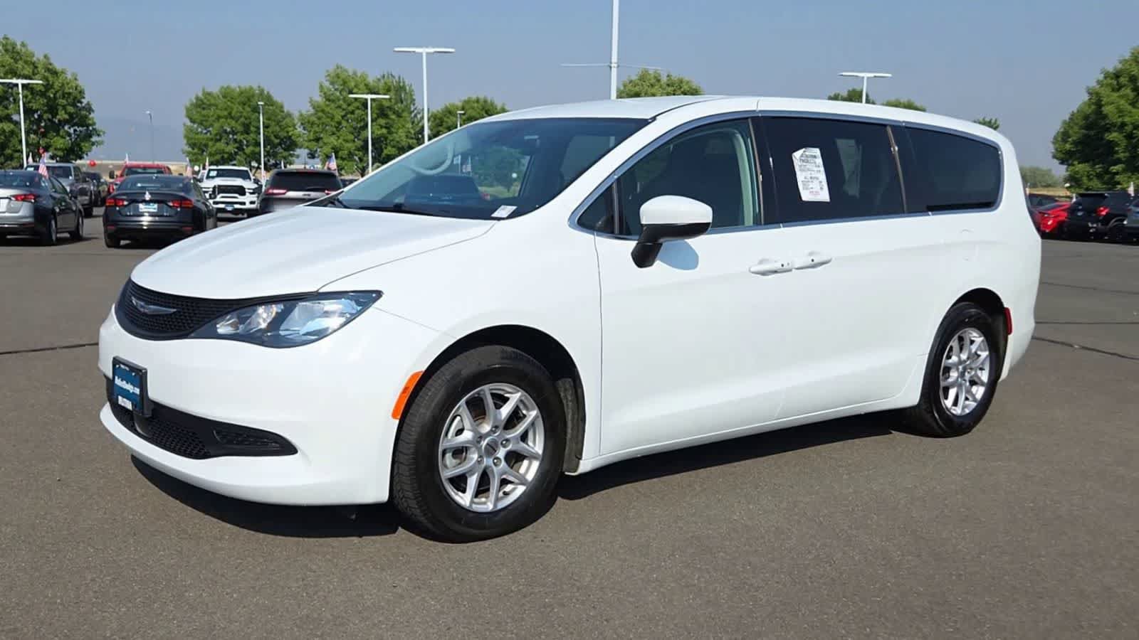 Used 2023 Chrysler Voyager LX FWD image 4