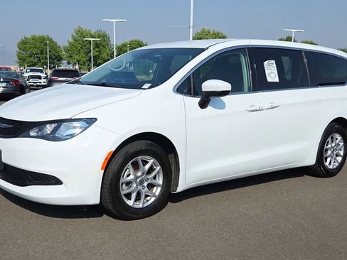 Used 2023 Chrysler Voyager LX FWD image 4