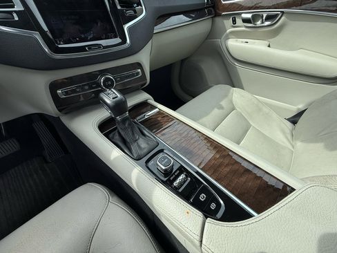 Used 2016 Volvo XC90 T6 Momentum image 17