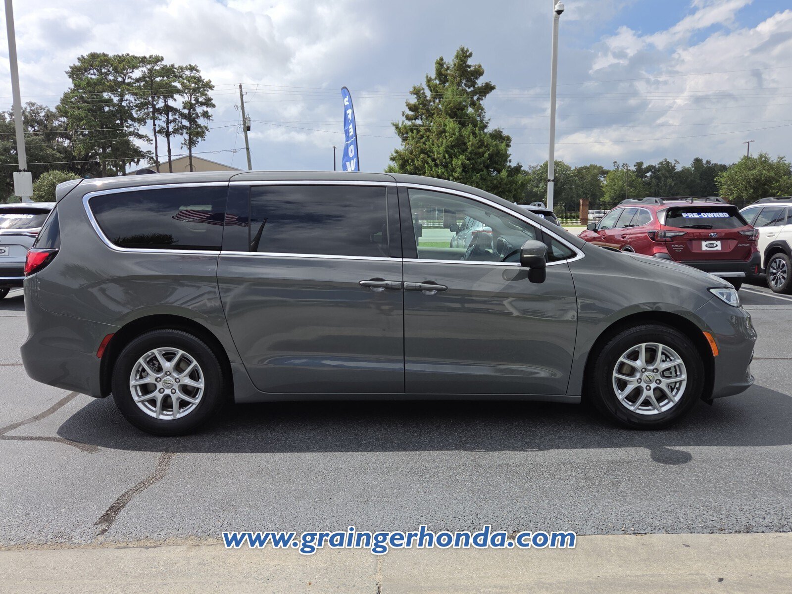 Used 2023 Chrysler Pacifica Touring-L FWD image 6