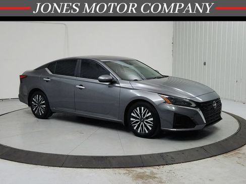Used 2023 Nissan Altima 2.5 SV w/ SV Premium Package FWD image 1