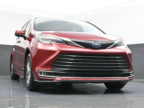 Used 2021 Toyota Sienna XLE image 64