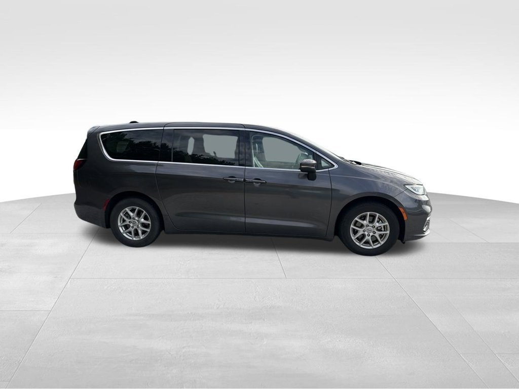 Used 2023 Chrysler Pacifica Touring-L FWD image 3